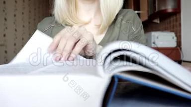 <strong>一</strong>个模糊的、面目全非的金发女人在翻阅<strong>一</strong>本大书，<strong>一根手指</strong>在书页上